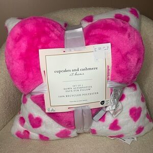 NWT Cupcakes & Cashmere Heart Pillow Set